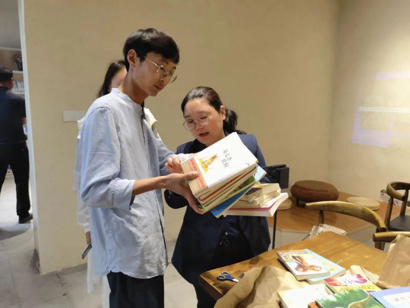 指导农家书屋管理员进行图书分类及排架
